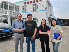 駿精賽員工與伊朗客戶合影.jpg