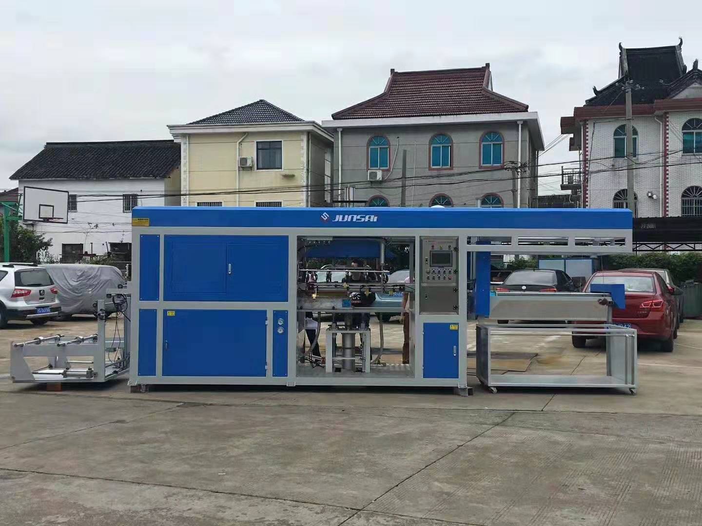 b新款薄片吸塑機2.jpg