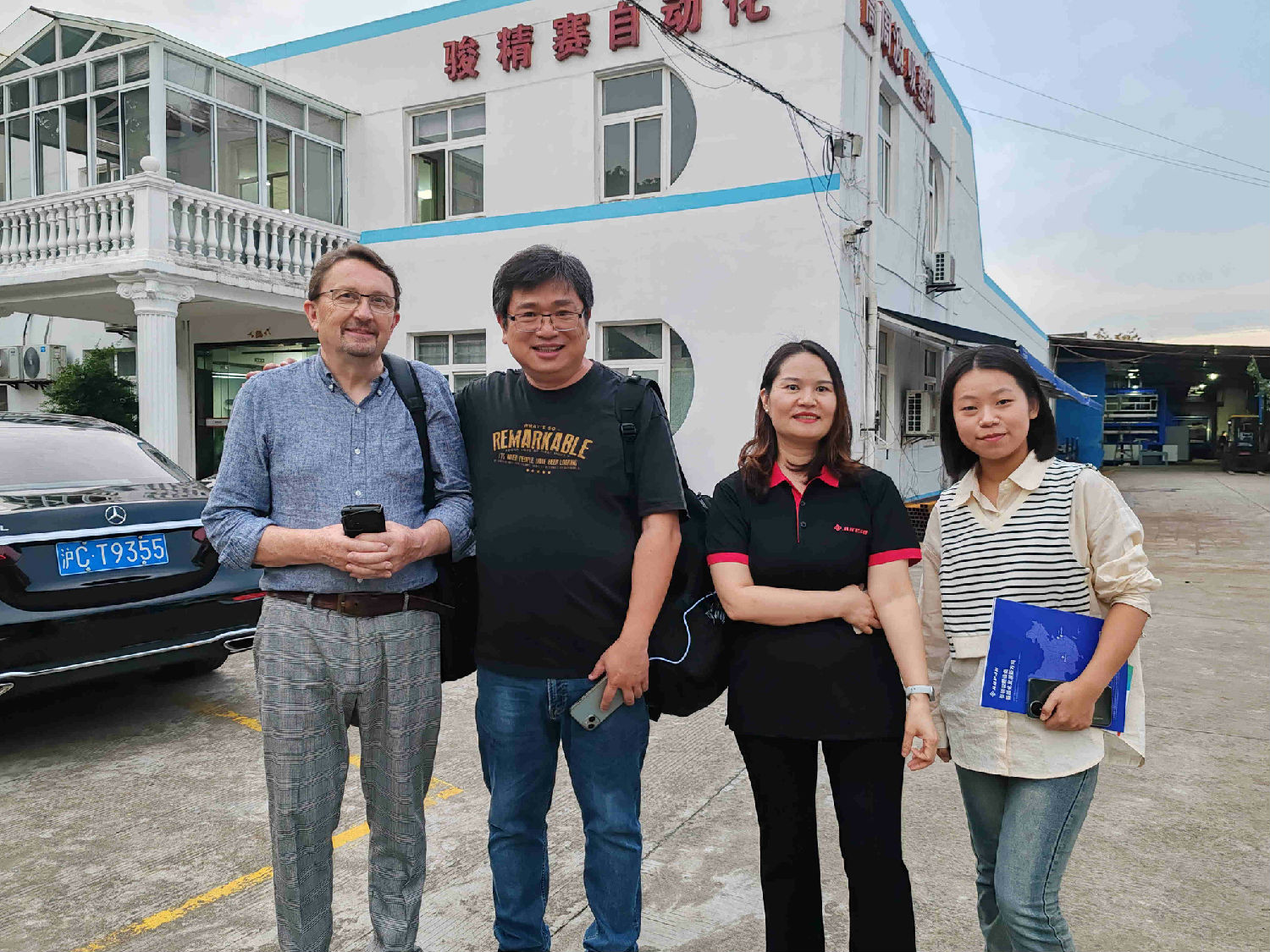 駿精賽員工與伊朗客戶合影.jpg
